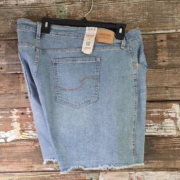 LEVIS Signature by Levi Strauss Light Blue Denim Shorts, Plus Size 28, NWT - Picture 1 of 4